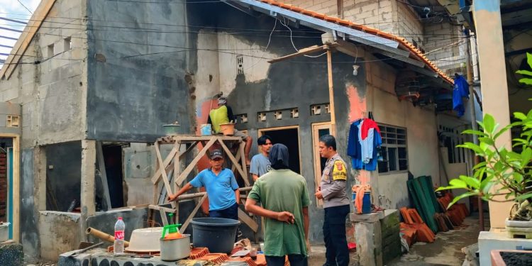 Dekat dengan Rakyat, Bhabinkamtibmas Polsek Purwakarta Kota Sambangi Warga Cipaisan