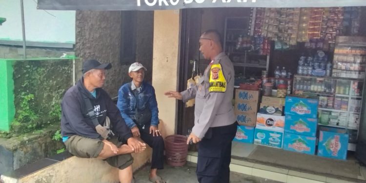 Bhabinkamtibmas Desa Wanayasa Sambangi Warga, Sampaikan Himbauan Waspada Cuaca Ekstrem