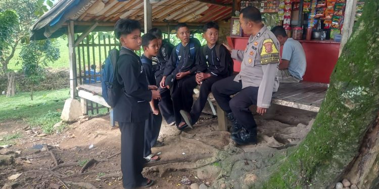 Bhabinkamtibmas Desa Kembangkuning Berikan Himbauan Kamtibmas kepada Anak Sekolah