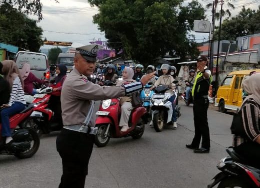 Unit Lantas Polsek Jatiluhur Polres Purwakarta Laksanakan Gatur Lalin di Depan Mako