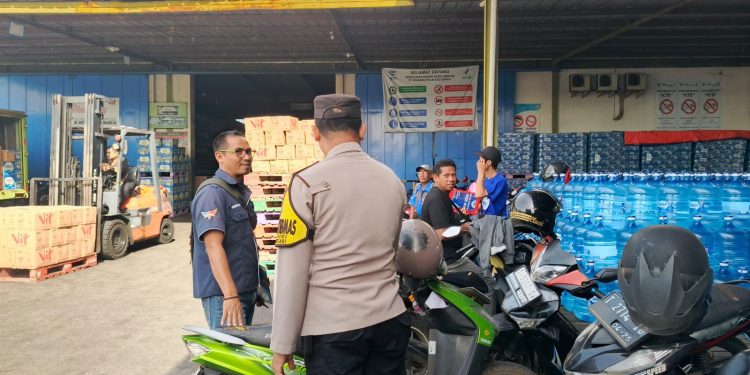 Bhabinkamtibmas Polsek Bungursari Polres Purwakarta Sambang Karyawan Pabrik, Sampaikan Himbauan Kamtibmas