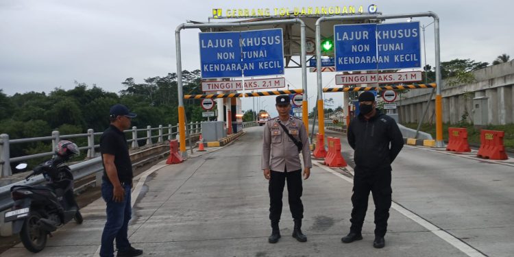 Personil Polsek Darangdan Laksanakan Patroli di Gerbang Tol 4 Darangdan