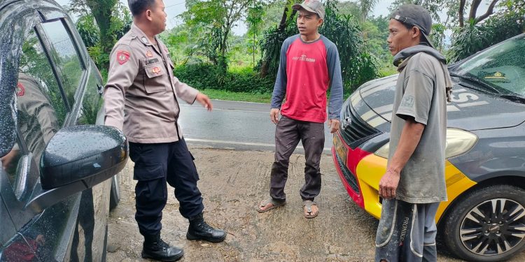 Bhabinkamtibmas Polsek Pasawahan Sambangi Warga dan Patroli Jalur, Ingatkan Waspada Curanmor dan Bencana Alam