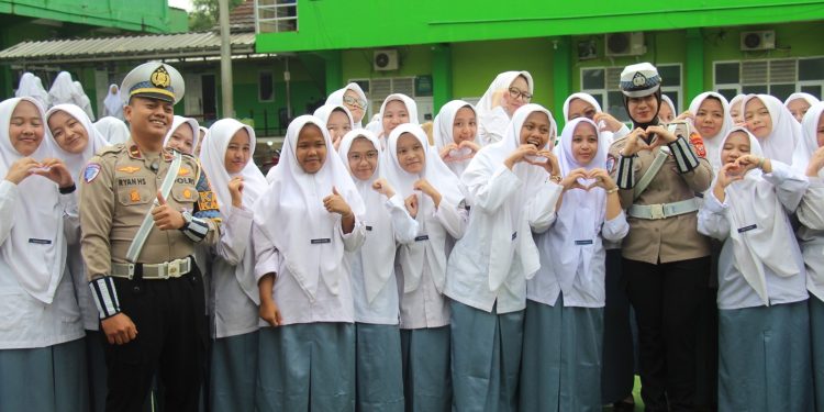 Polantas Menyapa Police Goes to School, Satlantas Polres Purwakarta Kampanyekan Keselamatan Berlalu Lintas di SMA 3 Ponpes Al Muhajirin