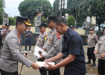 Kapolres Purwakarta Pimpin Apel Personel Polsek Bojong, Berikan Reward dan Tali Asih untuk Tingkatkan Kinerja