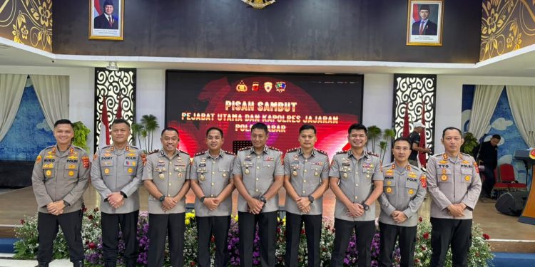 Perkuat Soliditas Jajaran, Kapolres Purwakarta Hadiri Sertijab dan Pisah Sambut Pejabat Utama Polda Jabar