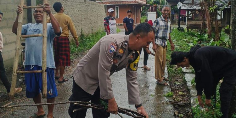Bhabinkamtibmas Polsek Cibatu Laksanakan Jumat Bersih Bersama Warga Desa Karyamekar