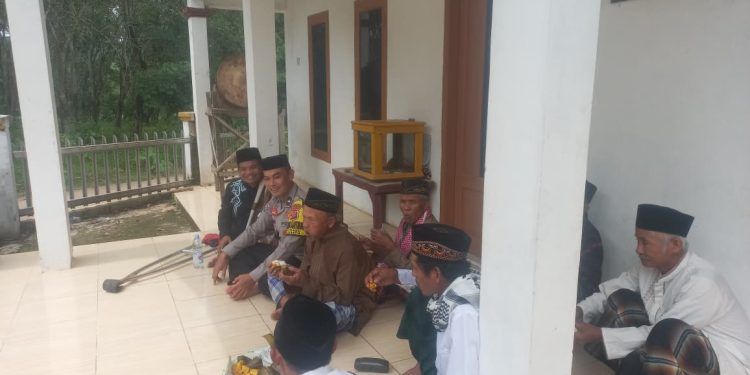 Melalui Sambang Tokoh Agama, Bhabinkamtibmas Polsek Cibatu Sampaikan Pesan Kamtibmas