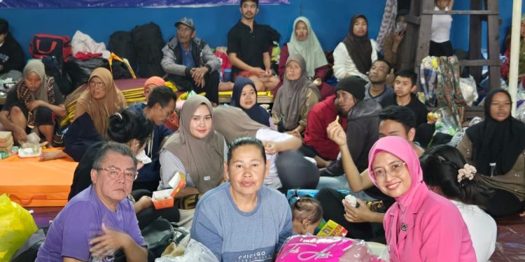 Ketua Bhayangkari Daerah Jawa Barat Salurkan Bantuan untuk Korban Longsor dan Banjir Bandang di Desa Pasirlangu KBB