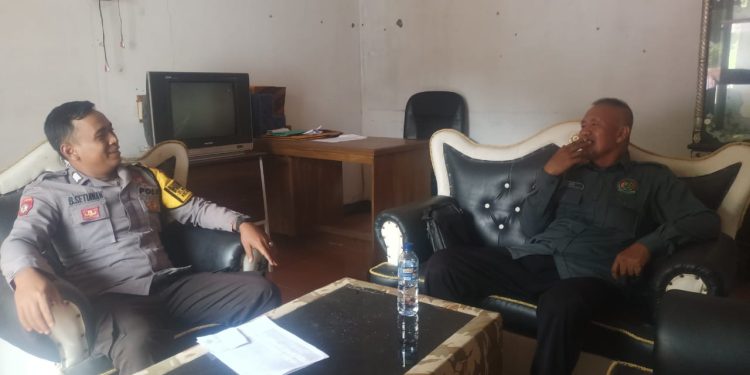 Sinergitas Bhabinkamtibmas dengan Kepala Desa Mekarjaya Polsek Kiarapedes Polres Purwakarta