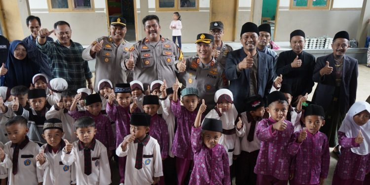 Wujud Patroli Kamtibmas Humanis, Kapolres Purwakarta Salurkan Tali Asih ke Ponpes Nurul Huda Bojong