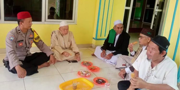 Sambang Tokoh Agama, Cara Humanis Polsek Cibatu Jaga Keamanan Desa Karyamekar