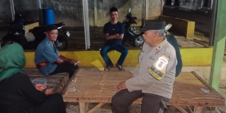 Patroli Dialogis Malam Hari, Upaya Bhabinkamtibmas Jaga Kondusivitas Selama Operasi Lilin Lodaya