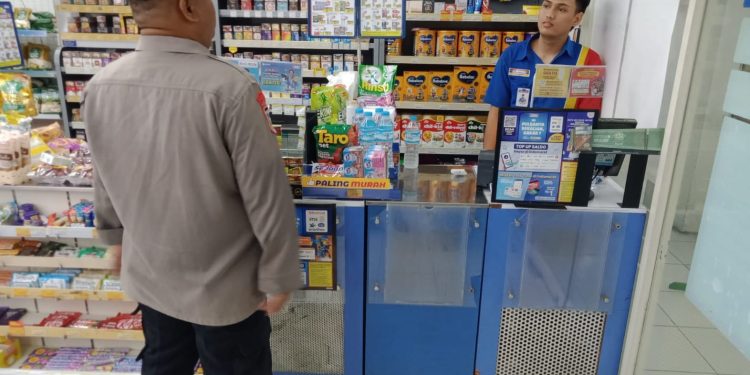 Bhabinkamtibmas Desa Galudra Sambangi Toko Swalayan, Imbau Kewaspadaan Saat Operasional Malam