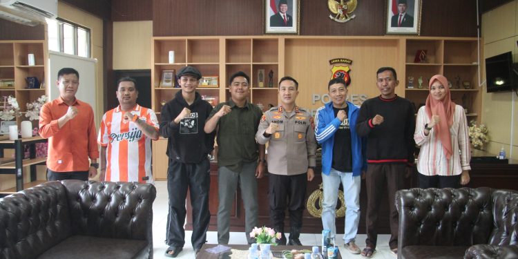 Jaga Kondusivitas Jelang Laga Panas Persib vs Persija, Kapolres Purwakarta Rangkul Viking dan The Jakmania