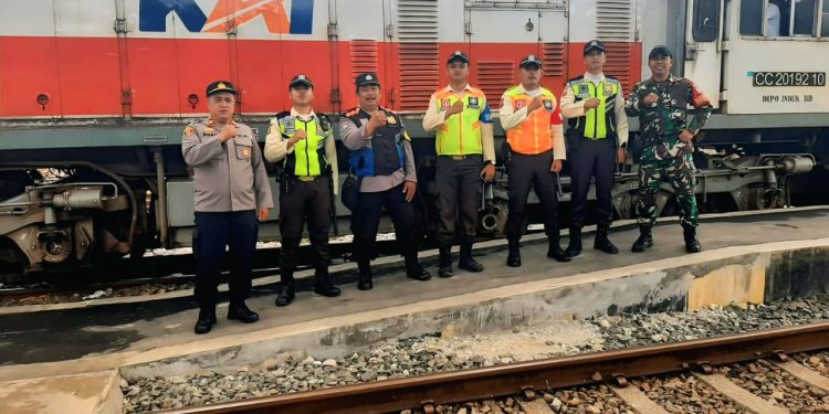 Pastikan Keamanan Penumpang, Iptu Suko Pimpin Pengamanan di Pos Yan Stasiun KAI Purwakarta