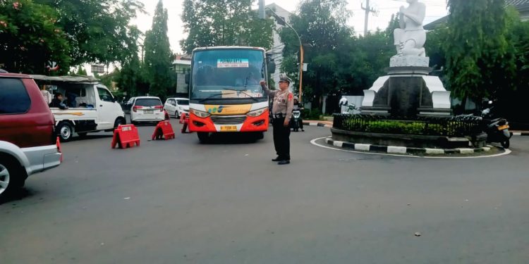 Urai Kepadatan Libur Nataru, Unit Lantas Polsek Purwakarta Kota Siaga di Pertigaan Parcom