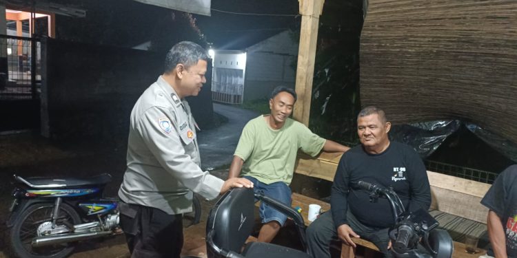 Bhabinkamtibmas Polsek Bungursari Laksanakan Sambang Malam, Jalin Kedekatan dengan Warga