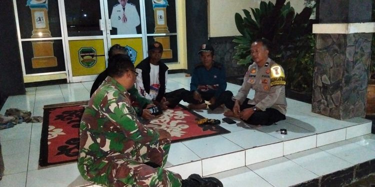 Perkuat Sinergitas TNI-Polri, Bhabinkamtibmas dan Babinsa Sambangi Warga Karyamekar