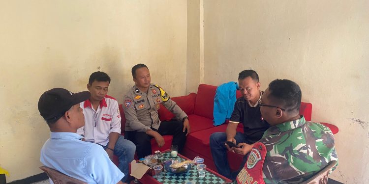 Jaga Harkamtibmas, TNI–Polri Laksanakan Silaturahmi Kamtibmas di Desa Karyamekar