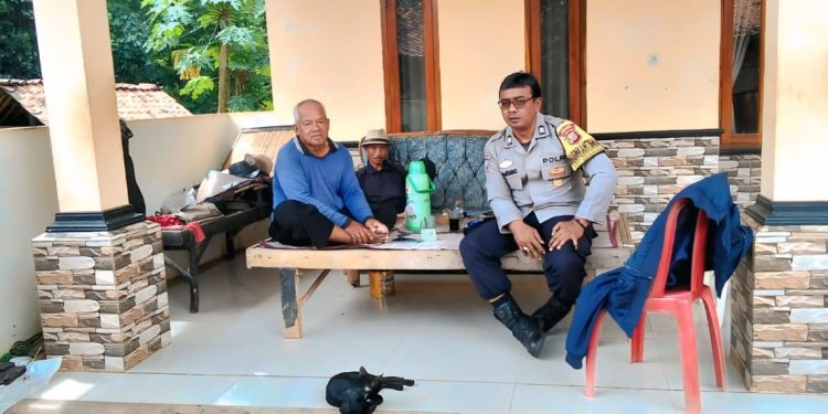 Jaga Kamtibmas Jelang Libur Nataru, Bhabinkamtibmas Polsek Purwakarta Kota Sambang Warga Mulyamekar