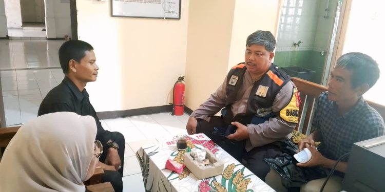 Perkuat Sinergi, Bhabinkamtibmas Polsek Purwakarta Kota Sambangi Petugas Trantib Kelurahan Nagri Kidul