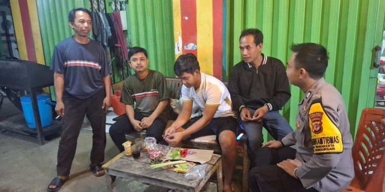 Bhabinkamtibmas Polsek Bungursari Polres Purwakarta Laksanakan Sambang Malam, Jaga Kamtibmas Tetap Kondusif
