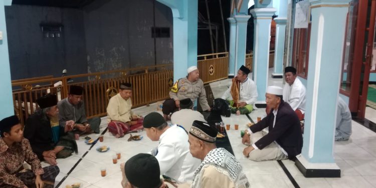 Bhabinkamtibmas Polsek Pasawahan Sambangi Jamaah Masjid AL-BAROKAH Sampaikan Pesan Kamtibmas dan Jaga Ukhuwah Islamiyah
