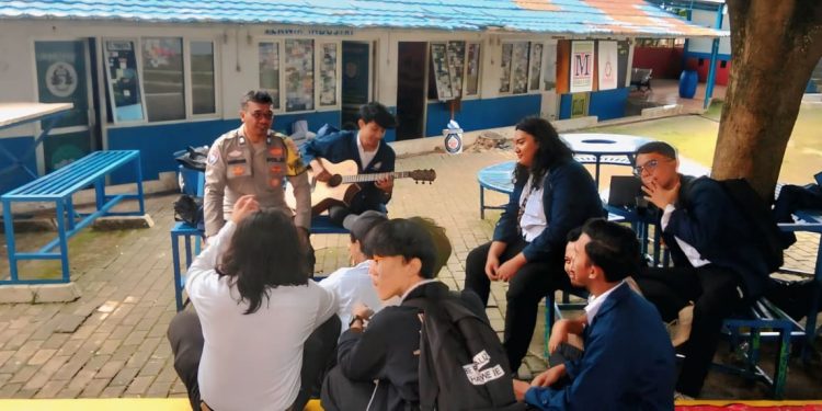 Personel Polsek Purwakarta Kota Ajak Mahasiswa STT Wastukencana Jaga Kondusivitas Kamtibmas