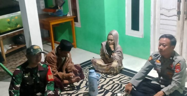 Bhabinkamtibmas dan Babinsa Desa Depok Kompak Sambangi Warga, Perkuat Kamtibmas di Malam Hari