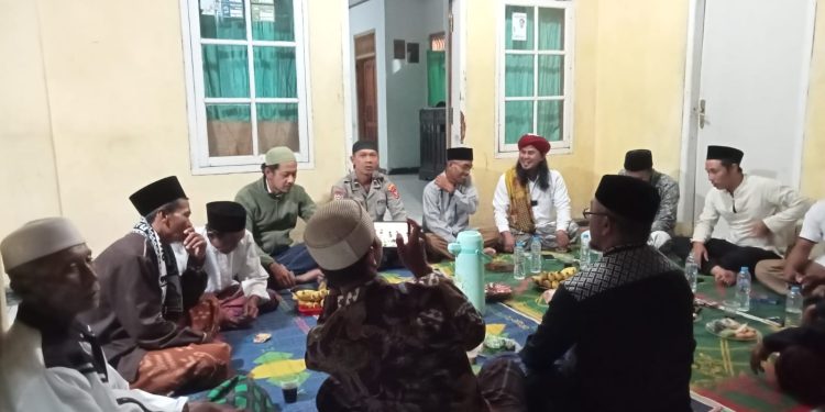 Bhabinkamtibmas Salam Mulya Hadiri Peringatan Isra Mi’raj Bersama Warga