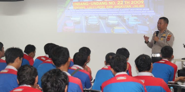 Polantas Menyapa Di Musim Hujan, Polres Purwakarta Bekali Awak Pengemudi Indomarco dengan Safety Driving