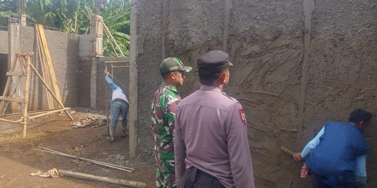 Sinergitas TNI–Polri Perkuat Kebersamaan dengan Warga Desa Pusakamulya