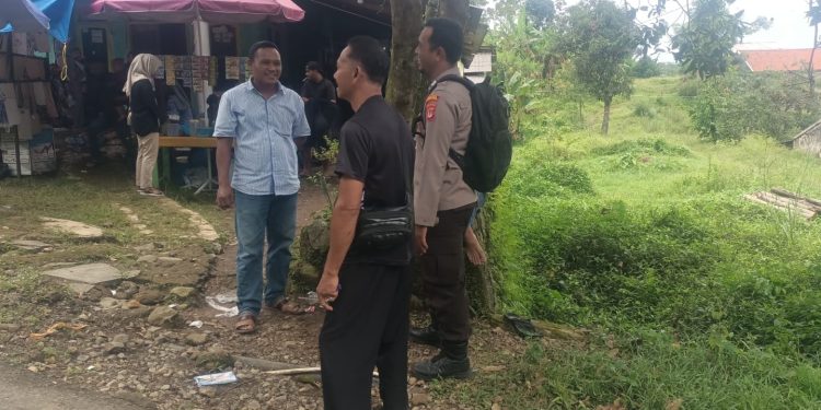 Gaungkan Jaga Lembur, Bhabinkamtibmas Polsek Kiarapedes Pererat Sinergi dengan Warga Desa Mekarjaya