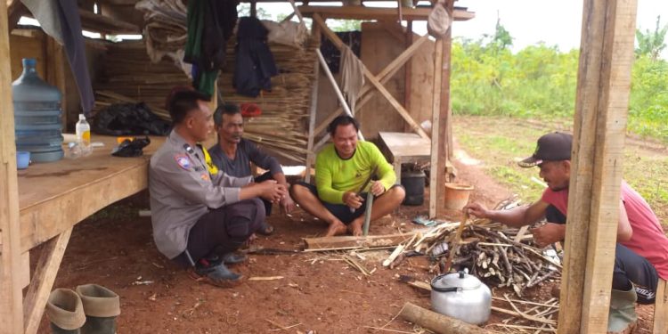 Bhabinkamtibmas Polsek Cibatu Pererat Silaturahmi dengan Warga