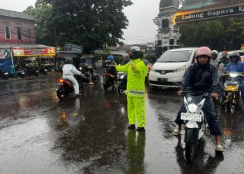 Hujan Tak Surutkan Semangat, Satlantas Polres Purwakarta Tetap Hadir Jaga Kelancaran Lalu Lintas