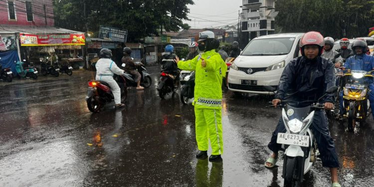 Hujan Tak Surutkan Semangat, Satlantas Polres Purwakarta Tetap Hadir Jaga Kelancaran Lalu Lintas