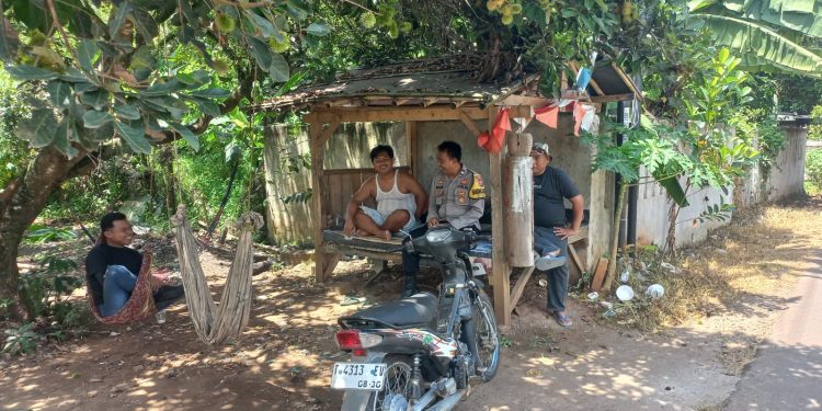 Dekatkan Polisi dengan Masyarakat, Bhabinkamtibmas Polsek Bungursari Polres Purwakarta Rutin Laksanakan Sambang Warga