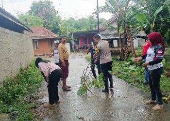 Sampaikan Himbauan Menjaga Kamtibmas, TNI-Polri Kecamatan Cibatu Giatkan Sambang Warga