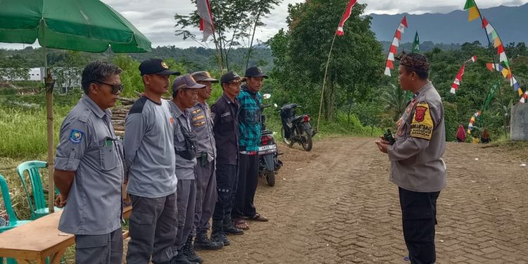 Sinergi Polisi dan Warga, Bhabinkamtibmas Nangewer Aktif Beri Himbauan ke Petugas Siskamling
