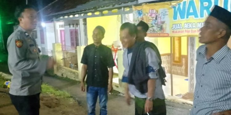 Bhabinkamtibmas Desa Depok Sambangi Warga pada Malam Hari, Sampaikan Pesan Kamtibmas