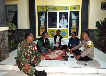 Perkuat Sinergitas TNI-Polri, Bhabinkamtibmas dan Babinsa Sambangi Warga Karyamekar