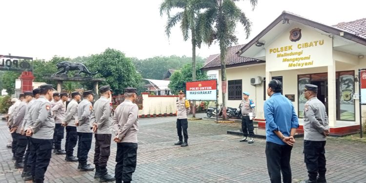 Perkuat Sinergitas TNI-Polri, Bhabinkamtibmas dan Babinsa Sambangi Warga Karyamekar