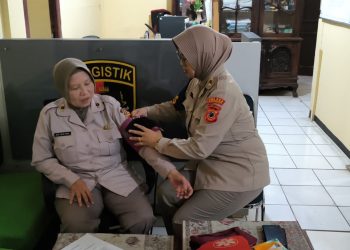 Perkuat Kesiapan Personel di Musim Hujan, Sidokkes Polres Purwakarta Turun Langsung Layani Kesehatan Anggota