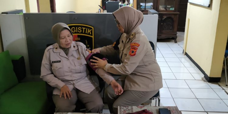 Perkuat Kesiapan Personel di Musim Hujan, Sidokkes Polres Purwakarta Turun Langsung Layani Kesehatan Anggota