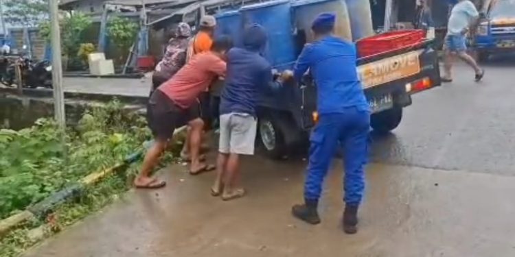 Keren, Kasat Polairud Polres Purwakarta Turun Langsung Bantu Evakuasi Mobil Terperosok di Danau Jatiluhur