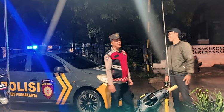 Cegah Gangguan Kamtibmas, Personel Polsek Purwakarta Kota Intensifkan Blue Light Patrol