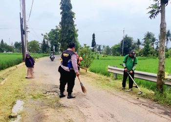 Pererat Silaturahmi, Bhabinkamtibmas Nagri Kidul Ajak Warga Sukamaju “Ngosrek” Lingkungan