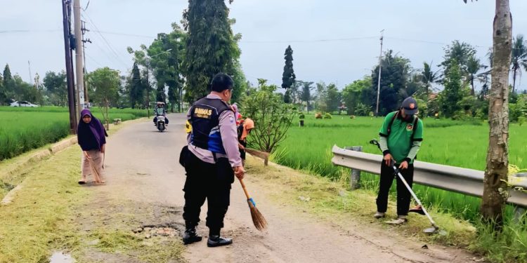 Pererat Silaturahmi, Bhabinkamtibmas Nagri Kidul Ajak Warga Sukamaju “Ngosrek” Lingkungan