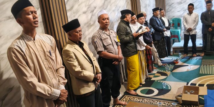 Jalin Silaturahmi Bersama Masyarakat, Polsek Plered Hadiri Peringatan Isra Mi’raj